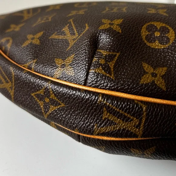 Louis Vuitton Croissant MM - Picture 8 of 17